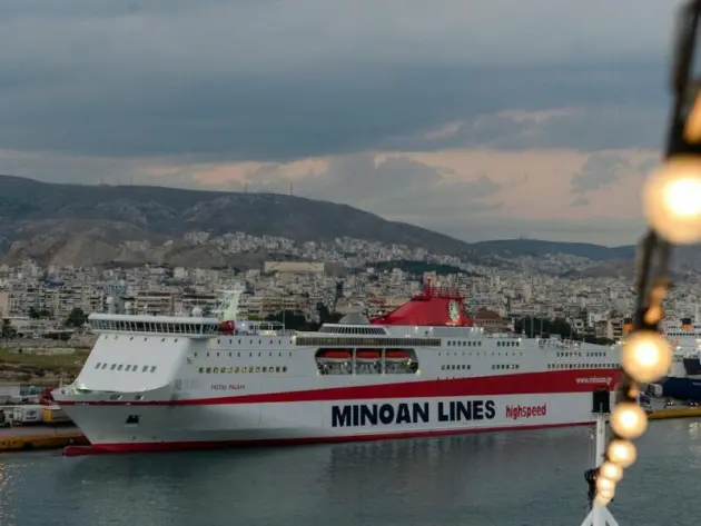 Eine Fähre liegt im Hafen von Piraeus