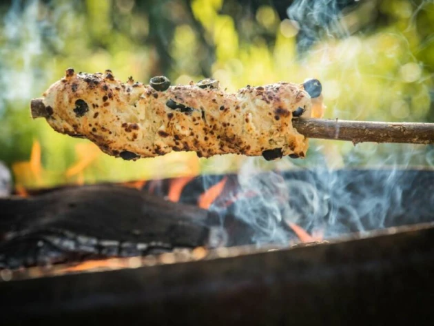 Stockbrot mit Oliven-Feta-Teig