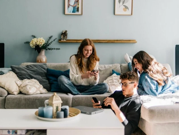 Jugendliche sitzen auf einer Couch