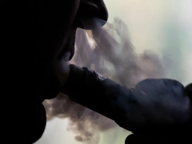 Ein Mann zieht an einer E-Zigarette