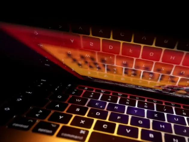 Tastatur eines Laptops spiegelt sich in dessen Bildschirm