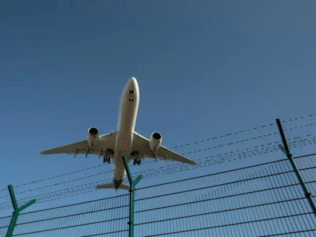 Ein Flugzeug landet auf dem Flughafen Frankfurt
