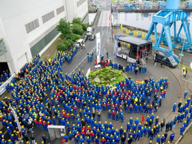 Kundgebung vor dem Werkstor der Meyer Werft