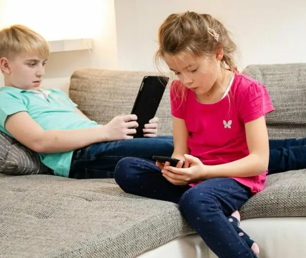 Kinder mit Tablet und Smartphone