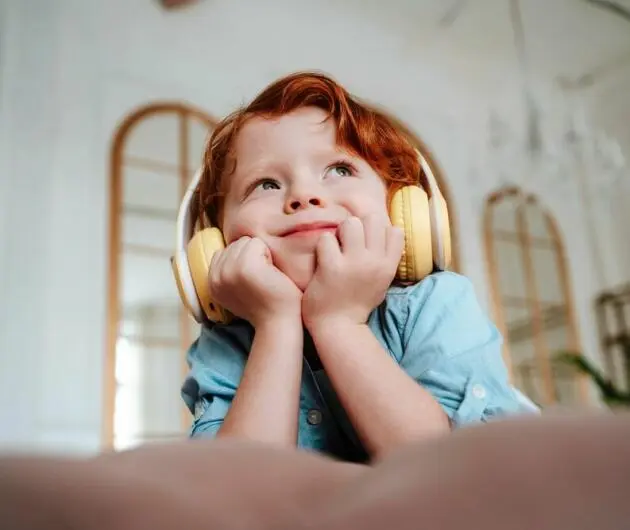 Junge hört Musik über Kopfhörer