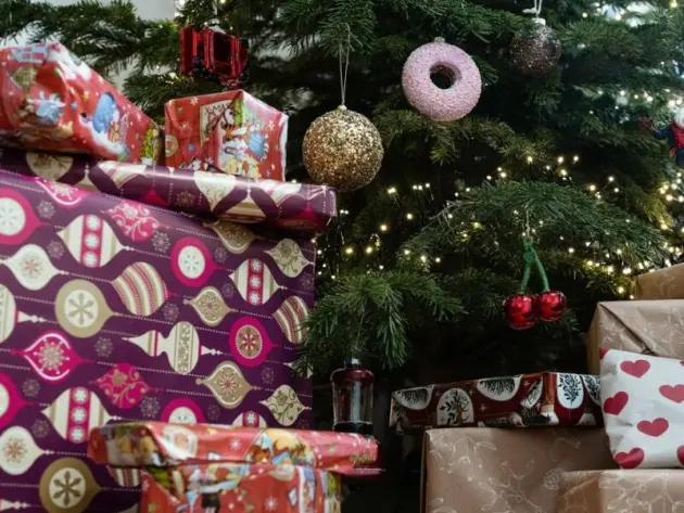 Weihnachtsgeschenke unter einem Baum