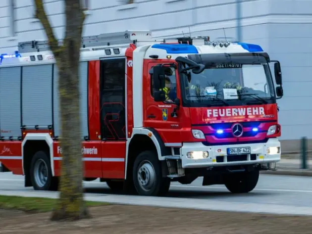 Feuerwehrfahrzeug mit Blaulicht