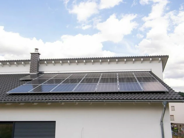 Ein Wohnhaus mit Photovoltaik auf dem Dach