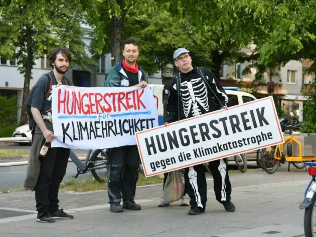 Klimaaktivisten protestieren vor SPD-Zentrale