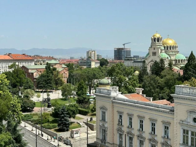 Blick auf die goldene Kuppel der Newski-Kathedrale in Sofia