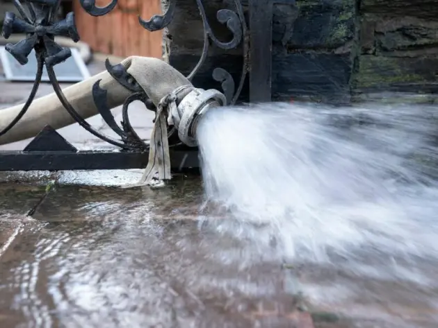 Hochwasser wird aus einem Keller gepumpt