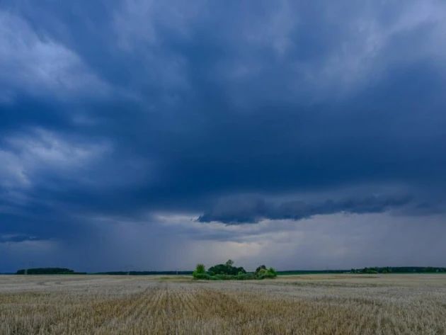 Gewitter ziehen über die Landschaft