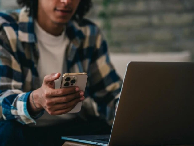 Ein Mann hält ein Iphone in der Hand