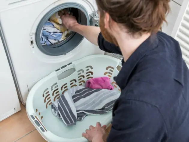 Ein Mann wäscht Wäsche