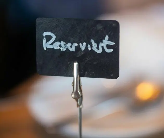 Reserviert-Schild im Restaurant