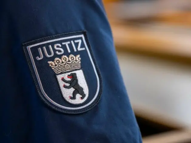 Justiz-Abzeichen an einer Uniform