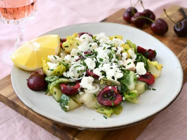 Salat mit Kirschen und Feta