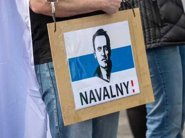 Schild mit aufgedrucktem Gesicht von Alexej Nawalny