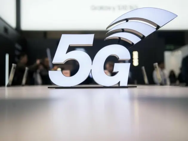 Ein 5G-Logo in einem Technikgeschäft