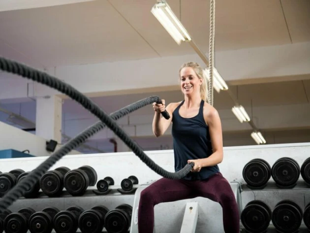 Eine Frau im Fitnessstudio