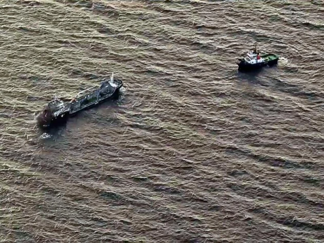 Brennendes Tankschiff nach Rostock geschleppt