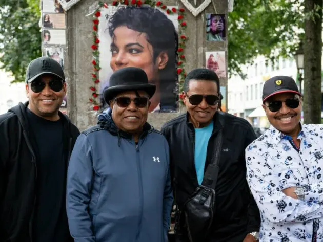 Tito Jackson mit Brüdern und Sohn