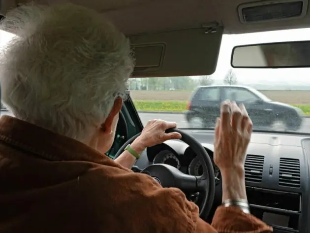 Ältere Person im Auto
