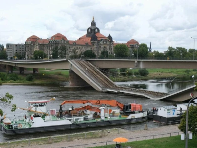 Carolabrücke in Dresden eingestürzt