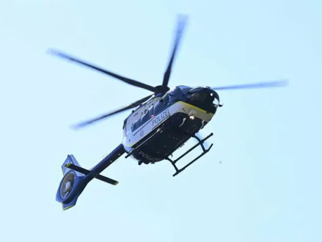 Ein Helikopter hebt über einem Polizeigelände ab